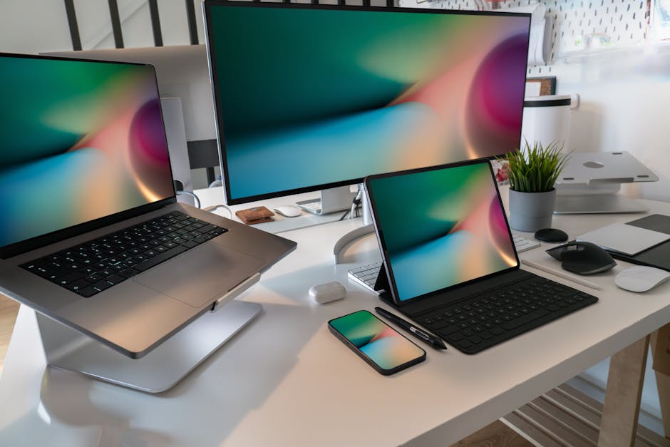 Moderni radni prostor s laptopom, tabletom i pametnim telefonom